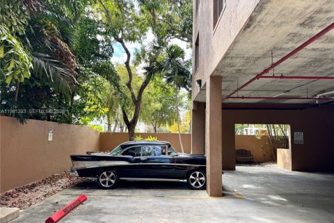 Condo in Miami, Florida, 1 bedroom  № 2043129 - photo 24