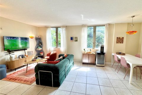 Condo in Miami, Florida, 1 bedroom  № 2043129 - photo 17