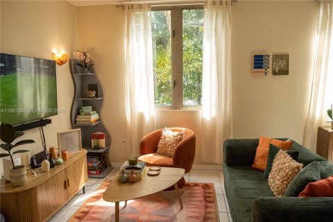 Condo in Miami, Florida, 1 bedroom  № 2043129 - photo 4
