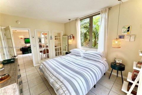 Condo in Miami, Florida, 1 bedroom  № 2043129 - photo 6