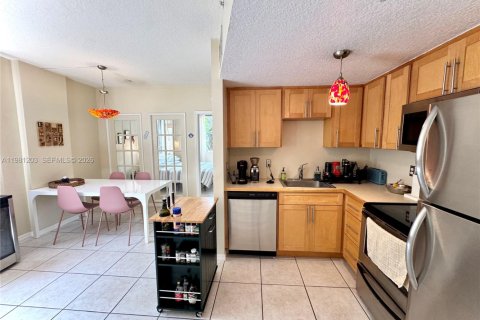 Condo in Miami, Florida, 1 bedroom  № 2043129 - photo 11