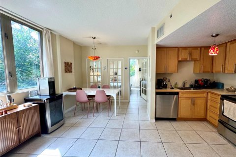 Condo in Miami, Florida, 1 bedroom  № 2043129 - photo 10