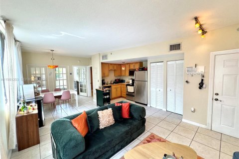 Condo in Miami, Florida, 1 bedroom  № 2043129 - photo 16