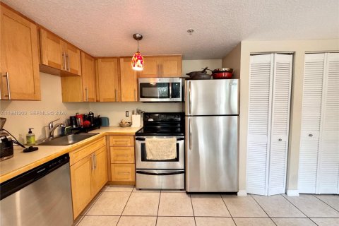 Condo in Miami, Florida, 1 bedroom  № 2043129 - photo 12