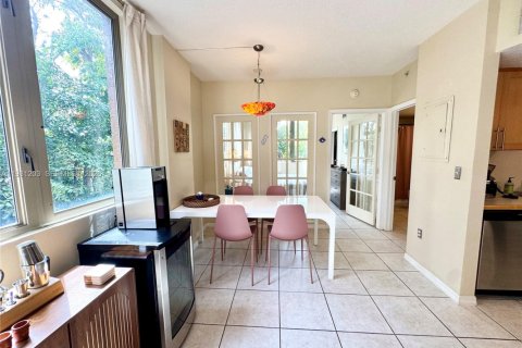 Condo in Miami, Florida, 1 bedroom  № 2043129 - photo 9