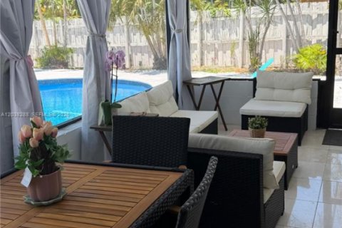 Купить виллу или дом в Помпано-Бич, Флорида 3 спальни, 125.98м2, № 2089428 - фото 17