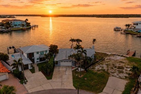 House in Redington Beach, Florida 3 bedrooms, 206.06 sq.m. № 2201855