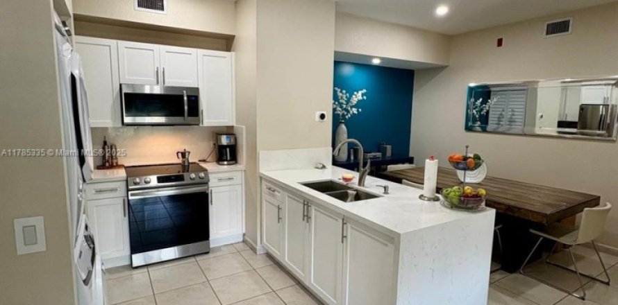 Condominio en Doral, Florida, 2 dormitorios № 1861921