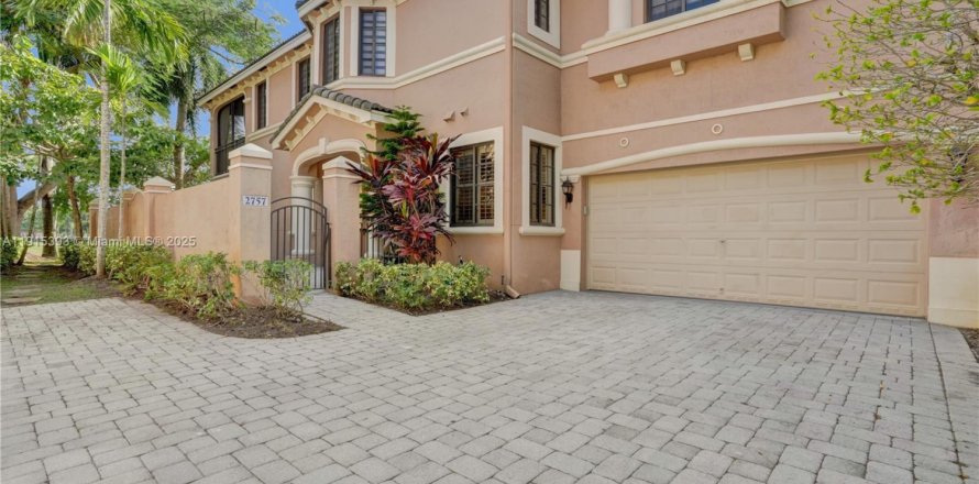 Таунхаус в Уэстон, Флорида 3 спальни, 144.93м2 № 1974173