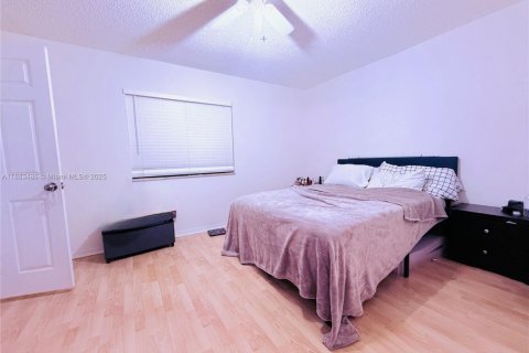 Villa ou maison à louer à Hialeah, Floride: 3 chambres, 165.27 m2 № 1930322 - photo 11