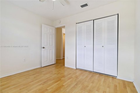 Villa ou maison à louer à Hialeah, Floride: 3 chambres, 165.27 m2 № 1930322 - photo 17