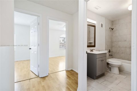 Villa ou maison à louer à Hialeah, Floride: 3 chambres, 165.27 m2 № 1930322 - photo 13
