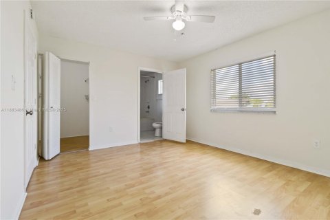 Villa ou maison à louer à Hialeah, Floride: 3 chambres, 165.27 m2 № 1930322 - photo 20