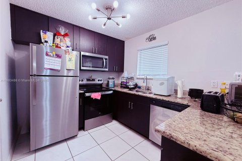 Villa ou maison à louer à Hialeah, Floride: 3 chambres, 165.27 m2 № 1930322 - photo 6