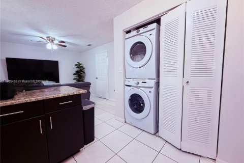 Villa ou maison à louer à Hialeah, Floride: 3 chambres, 165.27 m2 № 1930322 - photo 8