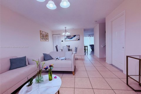 Villa ou maison à louer à Hialeah, Floride: 3 chambres, 165.27 m2 № 1930322 - photo 5