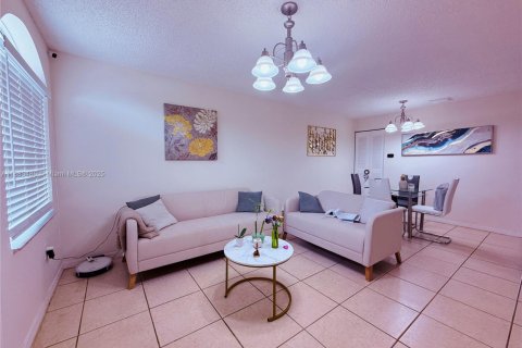 Villa ou maison à louer à Hialeah, Floride: 3 chambres, 165.27 m2 № 1930322 - photo 4