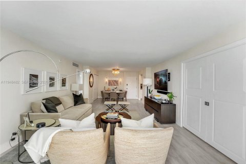 Купить кондоминиум в Халландейл-Бич, Флорида 2 спальни, 115.94м2, № 2005413 - фото 11