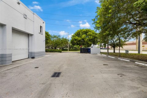 Immobilier commercial à vendre à Sweetwater, Floride № 2089104 - photo 23