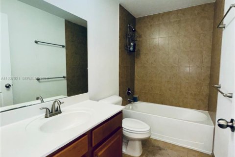 Touwnhouse à louer à Miami, Floride: 3 chambres, 155.24 m2 № 1995704 - photo 13