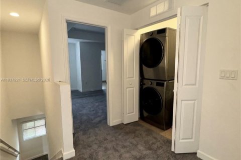 Touwnhouse à louer à Miami, Floride: 3 chambres, 155.24 m2 № 1995704 - photo 10