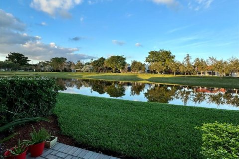 Touwnhouse à louer à Miami, Floride: 3 chambres, 155.24 m2 № 1995704 - photo 2