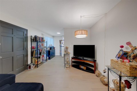 Commercial property in Dunedin, Florida 10 bedrooms, 412.49 sq.m. № 2216123 - photo 21