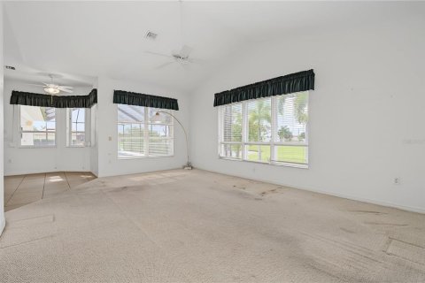 House in Punta Gorda, Florida 3 bedrooms, 239.04 sq.m. № 2198179 - photo 7