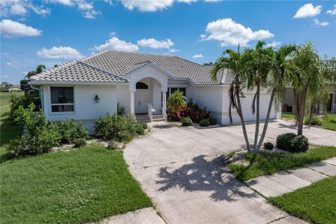 House in Punta Gorda, Florida 3 bedrooms, 239.04 sq.m. № 2198179 - photo 15