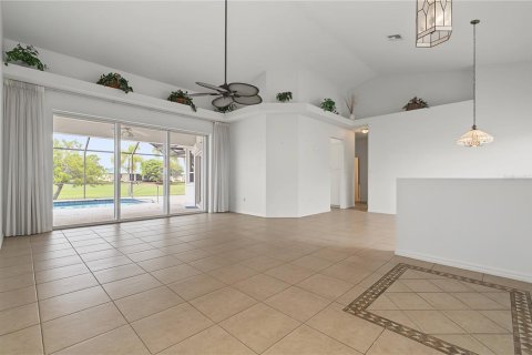 House in Punta Gorda, Florida 3 bedrooms, 239.04 sq.m. № 2198179 - photo 3