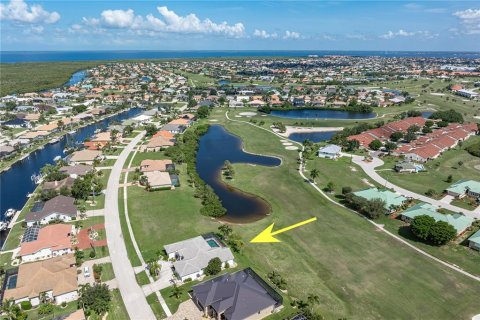 House in Punta Gorda, Florida 3 bedrooms, 239.04 sq.m. № 2198179 - photo 11