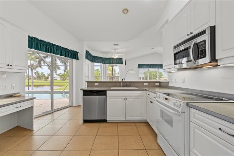 House in Punta Gorda, Florida 3 bedrooms, 239.04 sq.m. № 2198179 - photo 8