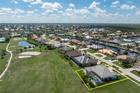 House in Punta Gorda, Florida 3 bedrooms, 239.04 sq.m. № 2198179 - photo 12