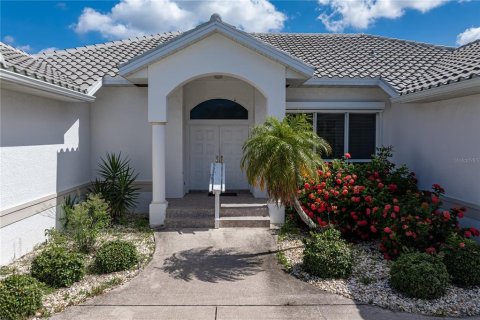 House in Punta Gorda, Florida 3 bedrooms, 239.04 sq.m. № 2198179 - photo 16
