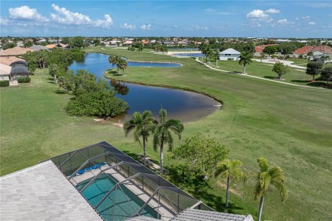 House in Punta Gorda, Florida 3 bedrooms, 239.04 sq.m. № 2198179 - photo 4
