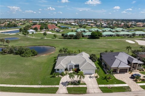House in Punta Gorda, Florida 3 bedrooms, 239.04 sq.m. № 2198179 - photo 2