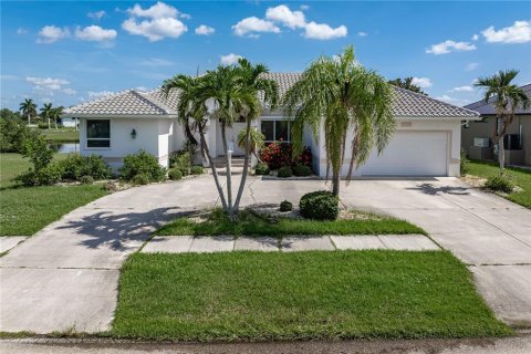 House in Punta Gorda, Florida 3 bedrooms, 239.04 sq.m. № 2198179