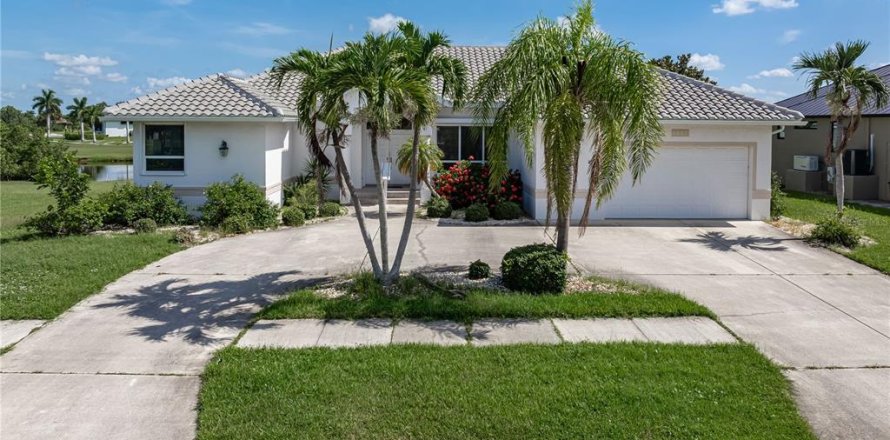 House in Punta Gorda, Florida 3 bedrooms, 239.04 sq.m. № 2198179