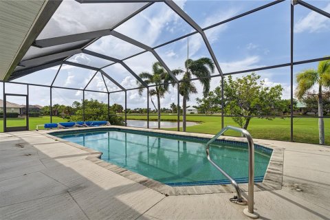 House in Punta Gorda, Florida 3 bedrooms, 239.04 sq.m. № 2198179 - photo 9