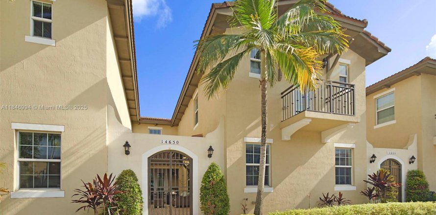 Adosado en Pembroke Pines, Florida 3 dormitorios, 213.68 m2 № 1854905