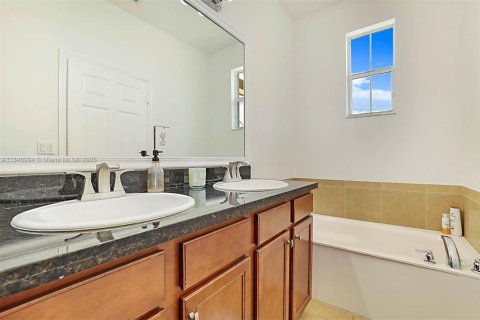 Adosado en venta en Pembroke Pines, Florida, 3 dormitorios, 213.68 m2 № 1854905 - foto 24