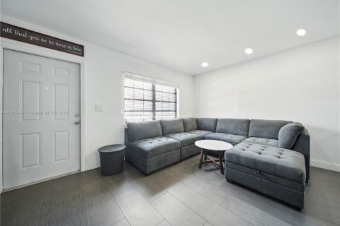 Townhouse in Miami, Florida 1 bedroom, 59.46 sq.m. № 1697768 - photo 3