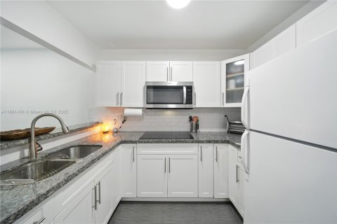 Townhouse in Miami, Florida 1 bedroom, 59.46 sq.m. № 1697768 - photo 5