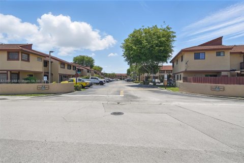 Townhouse in Miami, Florida 1 bedroom, 59.46 sq.m. № 1697768 - photo 12