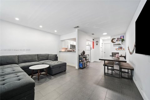 Townhouse in Miami, Florida 1 bedroom, 59.46 sq.m. № 1697768 - photo 2