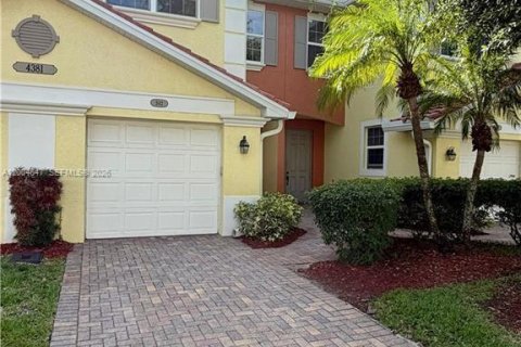 Touwnhouse à vendre à Fort Myers, Floride: 3 chambres № 2068640 - photo 2