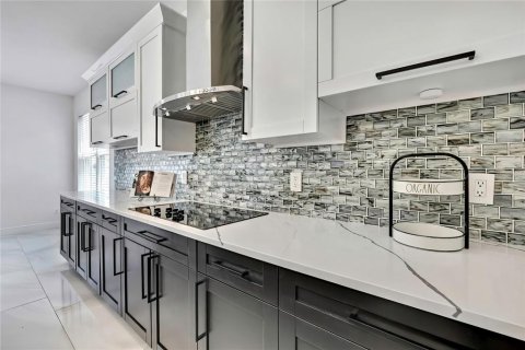 Casa en venta en Wesley Chapel, Florida, 7 dormitorios, 399.67 m2 № 1805227 - foto 13