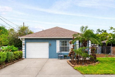House in Tampa, Florida 3 bedrooms, 143.81 sq.m. № 2230606
