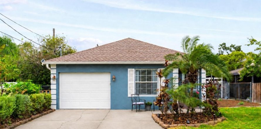 House in Tampa, Florida 3 bedrooms, 143.81 sq.m. № 2230606