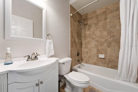 House in Tampa, Florida 3 bedrooms, 143.81 sq.m. № 2230606 - photo 13